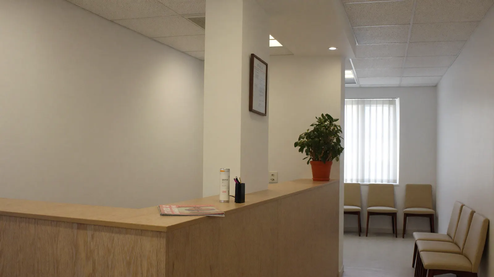 Recepção de clínica vazia no meio da manhã